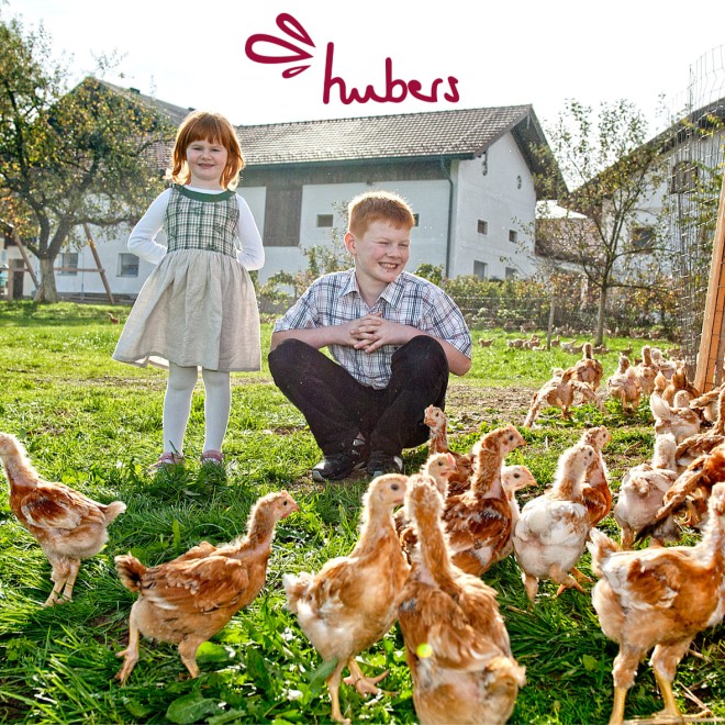 Kinder mit Biohendl Hubers am Bauernhof