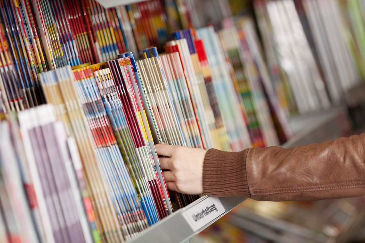 Medienidentifikation ISBN, ISSN, ISMN Bild zeigt ein Zeitschriftenregal
