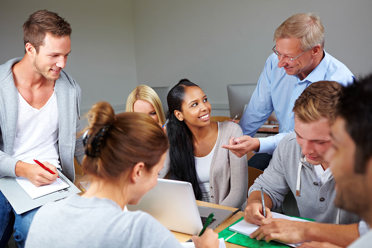 Vorträge für Schulen Bild einer Gruppe von Menschen in einem Workshop