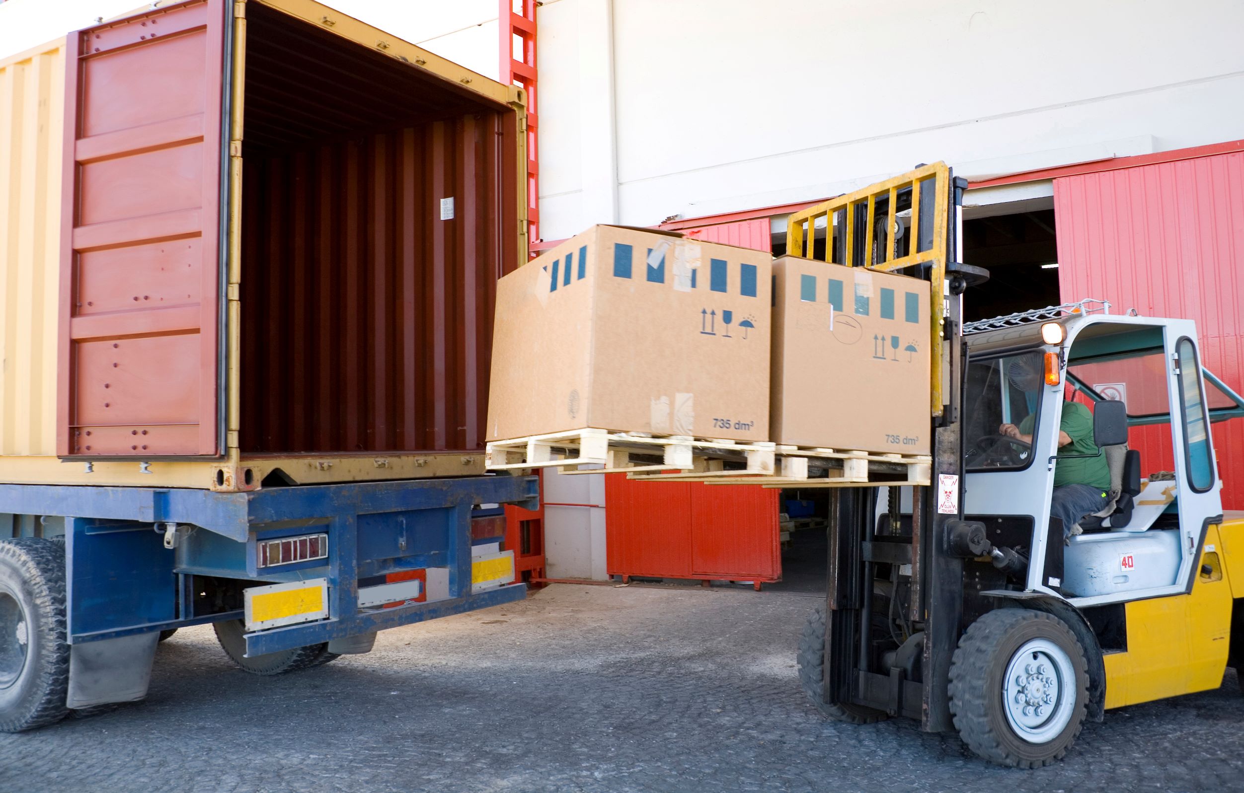 Lieferungsidentifikation GSIN Ein LKW wird beladen