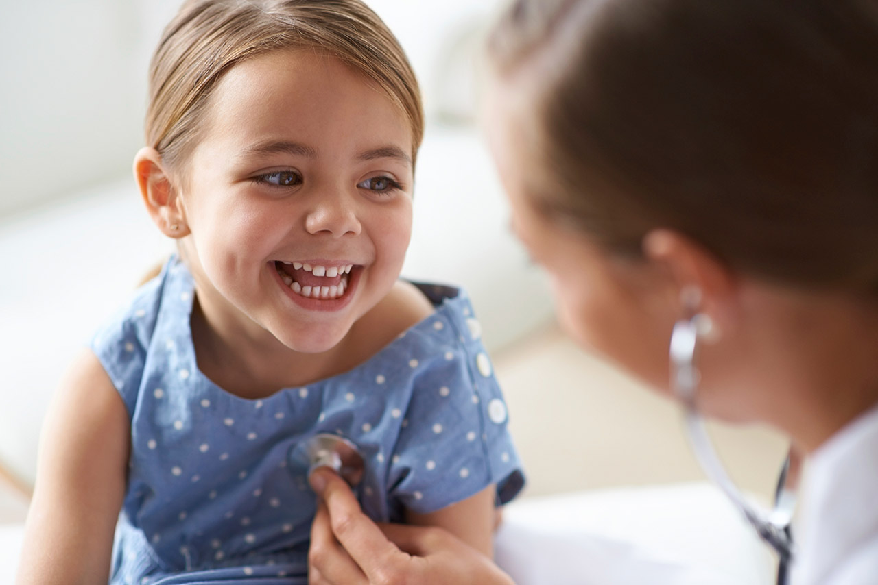 Patientensicherheit dank UDI Kleinkind wird beim Arzt untersucht