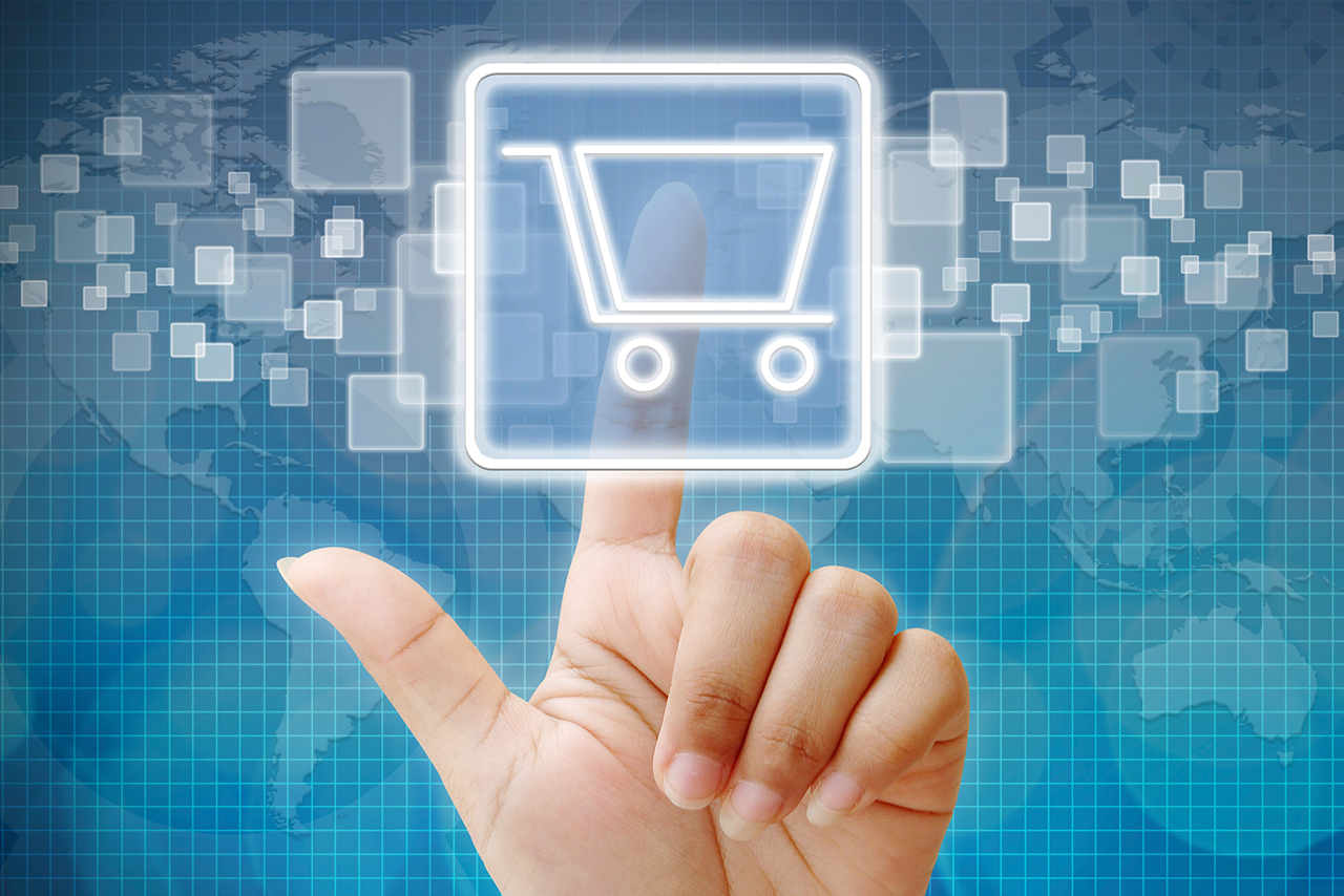 Eine korrekte GTIN unterstützt Sie im Online-Handel Hand drückt auf digitales Einkaufswagen-Symbol