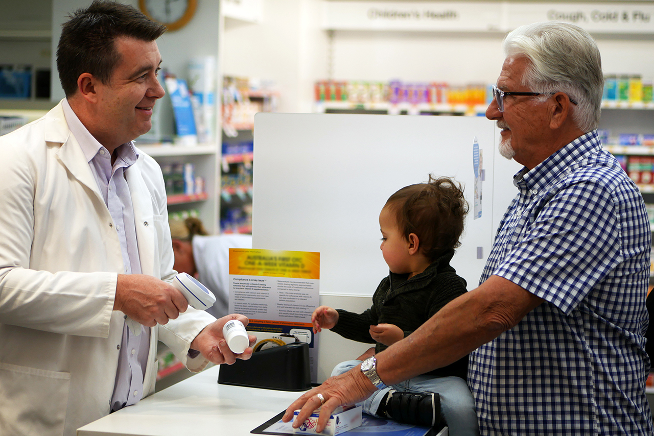 Die PZN dient zur Identifikation von Arzneimitteln in Österreich Mann kauft Medikamente in Apotheke
