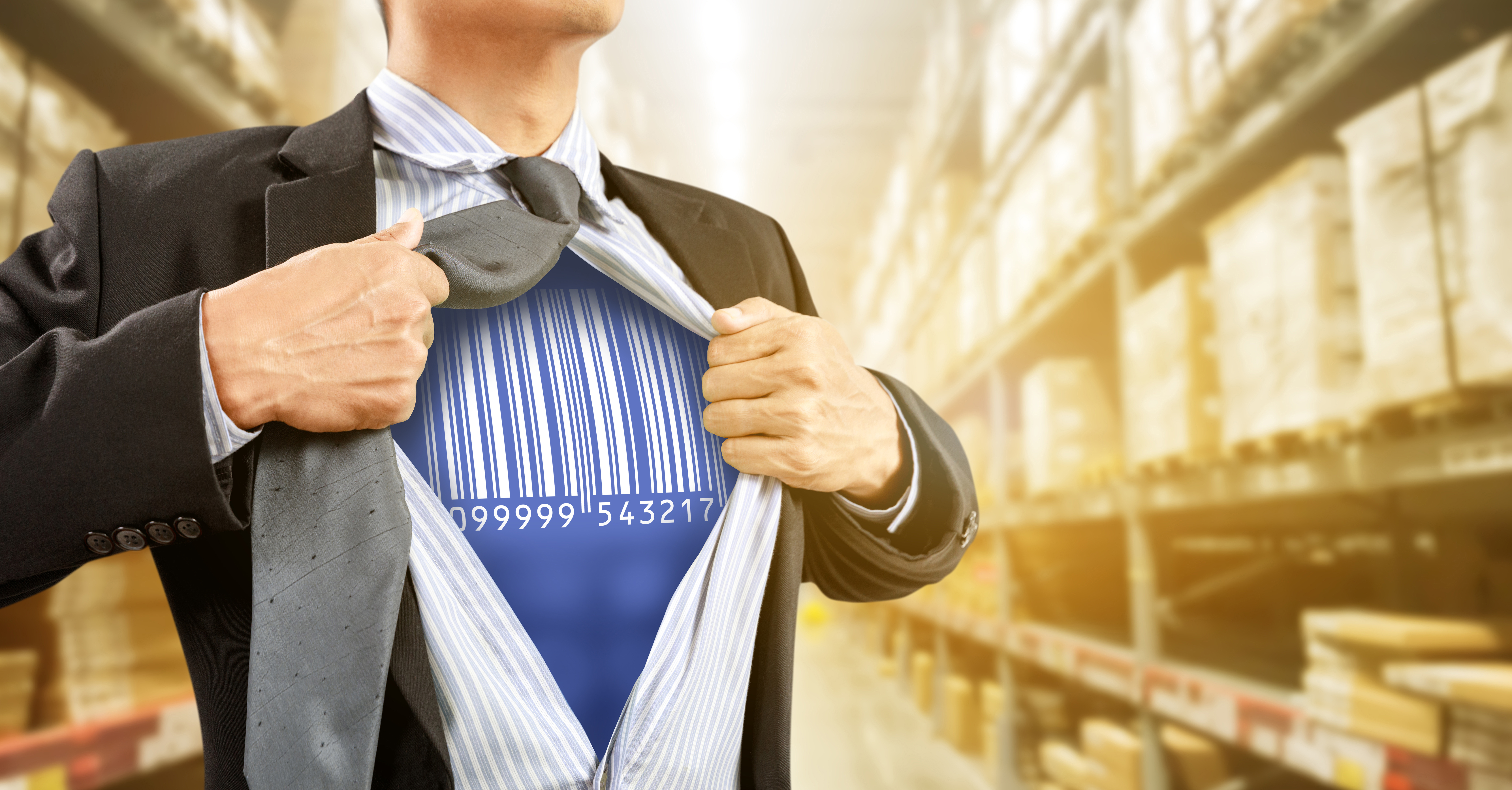 Standards bei GS1 Ein Mann mit einem Strichcode am T-Shirt