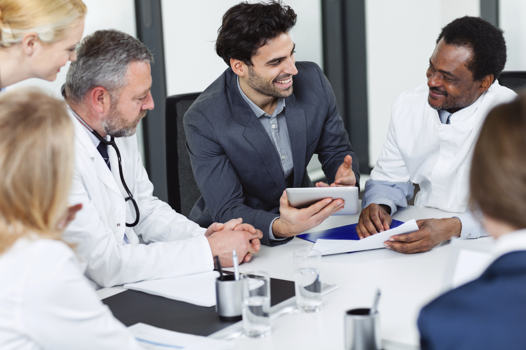GS1 Healthcare ist eine globale Gruppe Ärztinnen und Ärzte im Besprechungsraum
