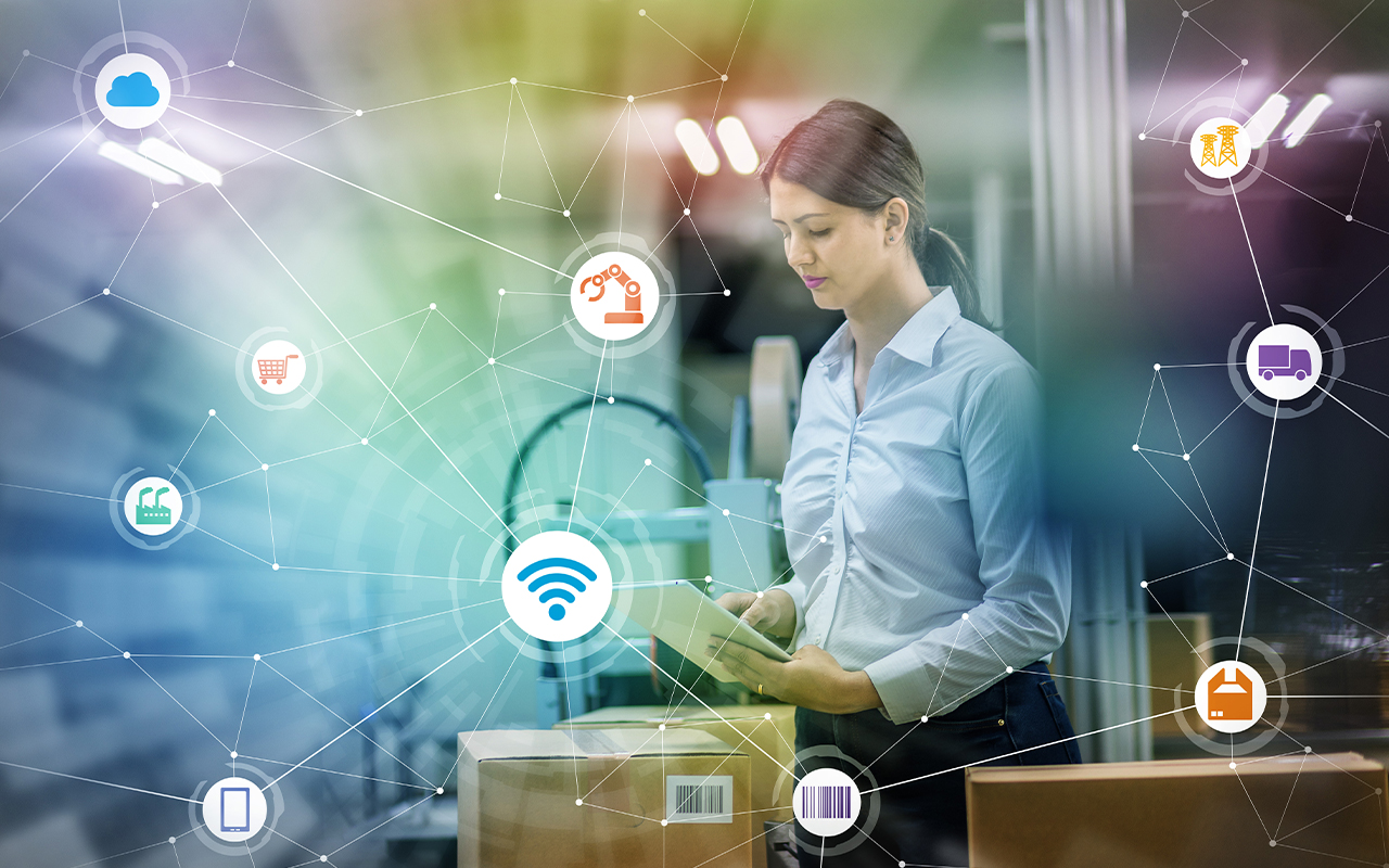 GAP-Analyse über Datenaustausch in Supply Chain Supply Chain Symbole und Frau mit Paket