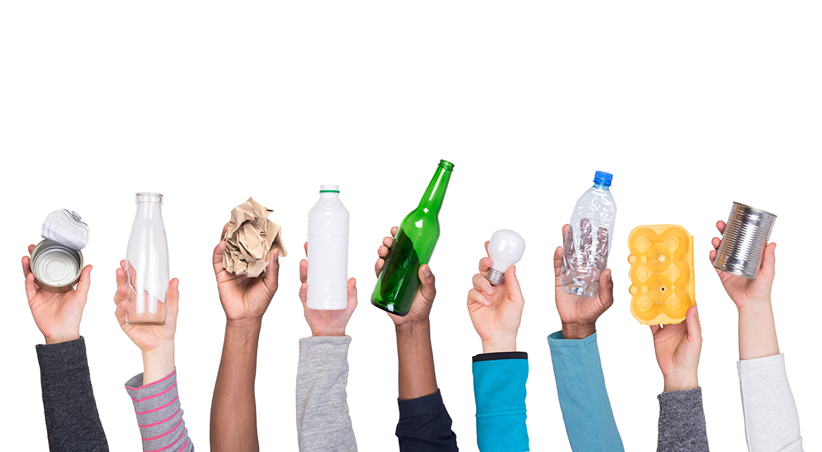 Verpackungsinformationen Hände halten verschiedene Verpackungen
