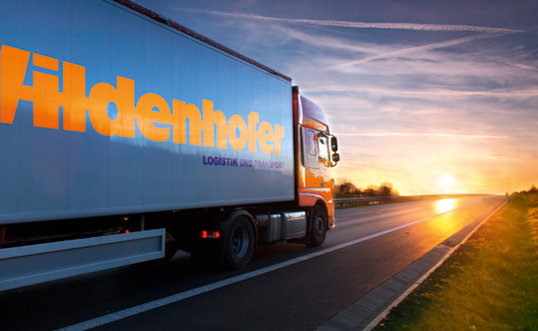 Spedition Wildenhofer LKW Spedition Wildenhofer LKW fährt in den Sonnenuntergang