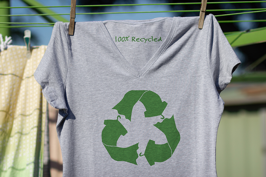 Nachhaltige Mode T-Shirt auf der Wäscheleine mit Nachhaltigkeitssymbol