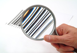 Strichcodeprüfservice Lupe über einem Strichcode