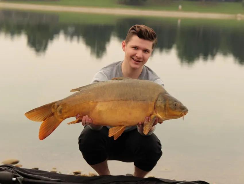 Geschäftsführer von BITEHUNTER Philipp Kuhn mit gefangenem Fisch