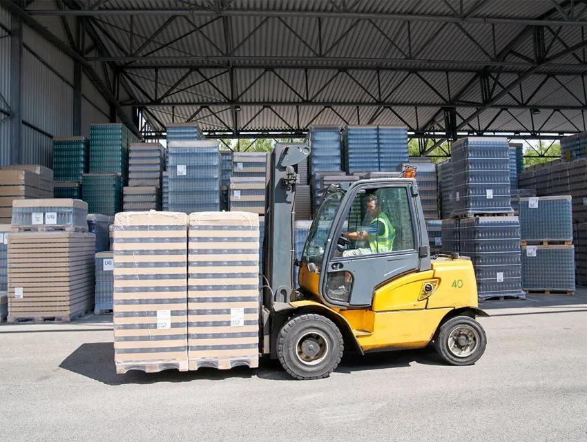 Gabelstapler transportiert Ware für Kommissionierung
