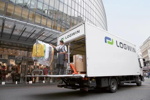 Mann entlädt Logwin LKW mit Kleidung