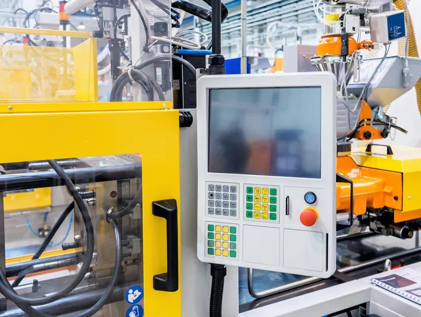 Bild zeigt eine Spritzgießmaschine für die Herstellung von Kunststoffteilen