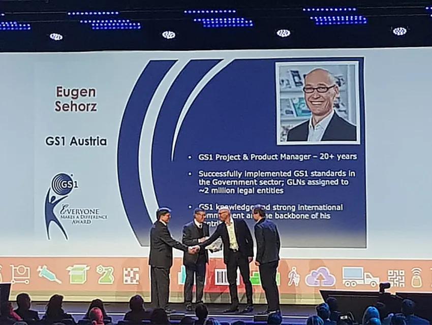 Ein GS1 Mitarbeiter erhält eine Auszeichnung