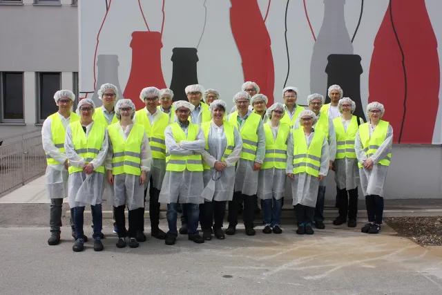 Gruppenfoto der GS1 Mitarbeiter bei Coca-Cola Hellenic in Edelstal
