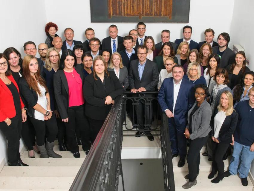 Gruppenfoto der Mitarbeiter von GS1 Austria im Stiegenhaus