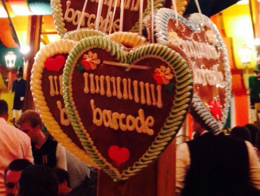 Lebkuchenherzen mit einem abgebildeten Strichcode