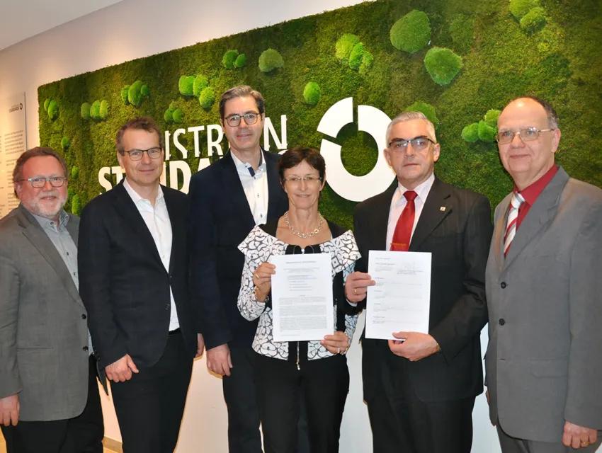 Ein Gruppenfoto der Unterzeichner Memorandum of Understanding für einheitliche IT-Standards