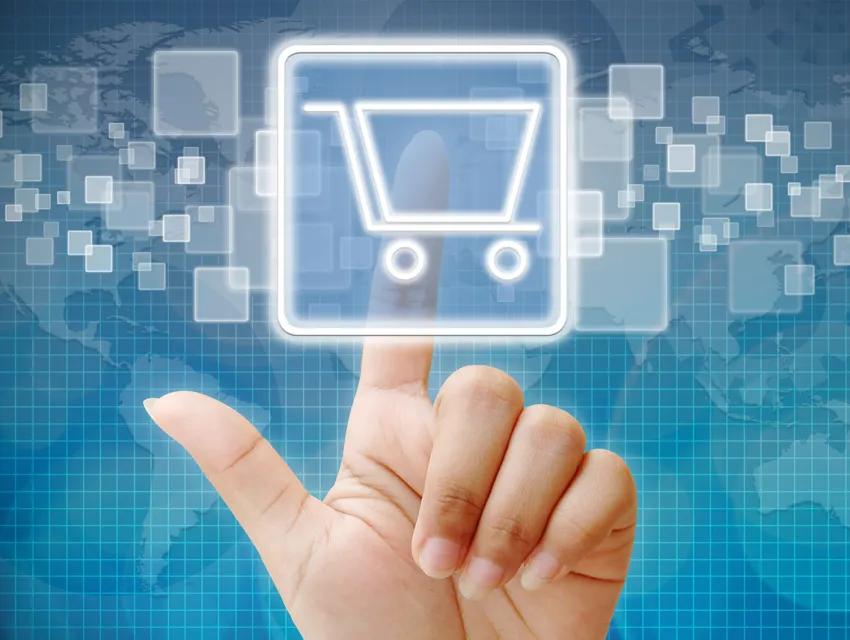 Hand drückt auf digitales Einkaufswagen-Symbol