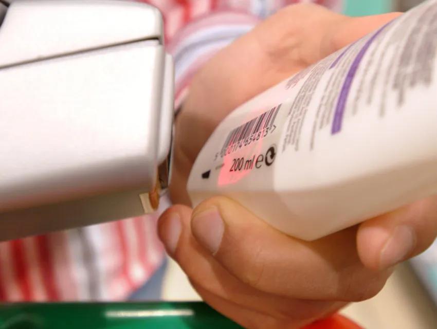 Der Strichcode einer Shampoo-Flasche wird gescannt.