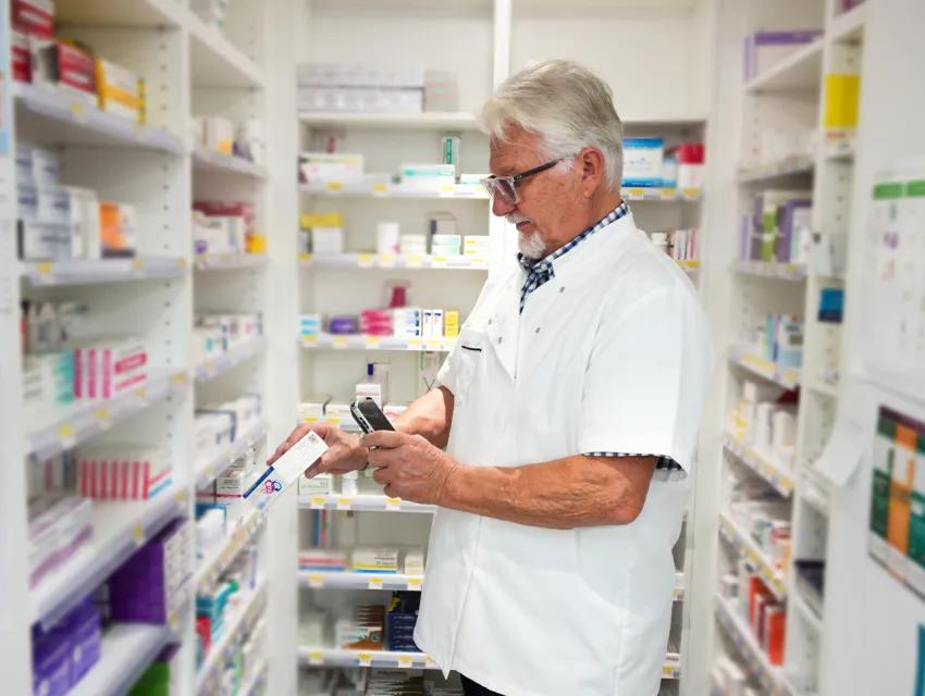 Apotheker scannt Medikament