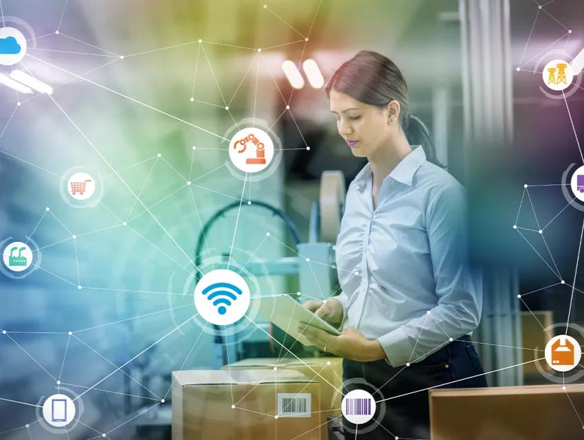 Supply Chain Symbole und Frau mit Paket