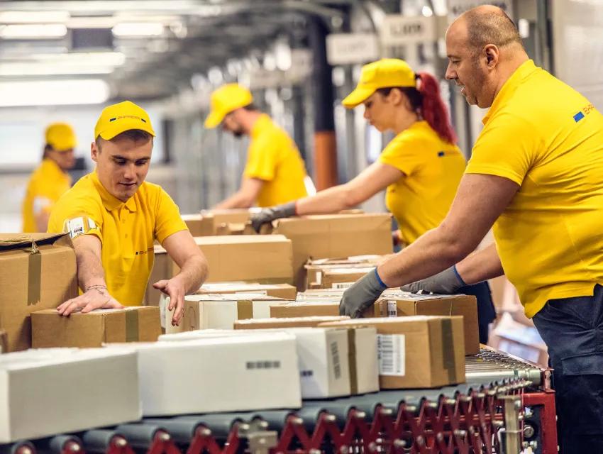 Pakete auf Förderband