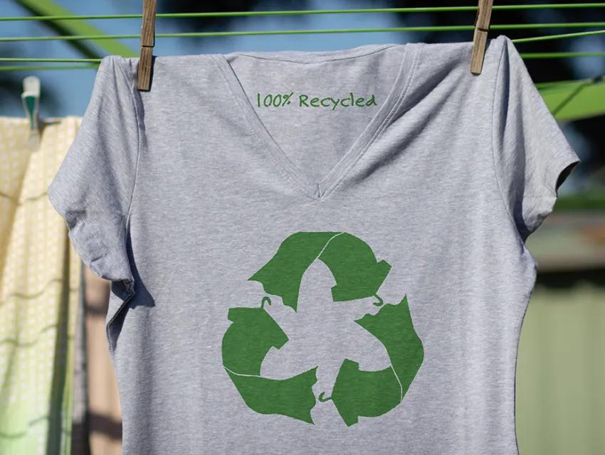 T-Shirt auf der Wäscheleine mit Nachhaltigkeitssymbol
