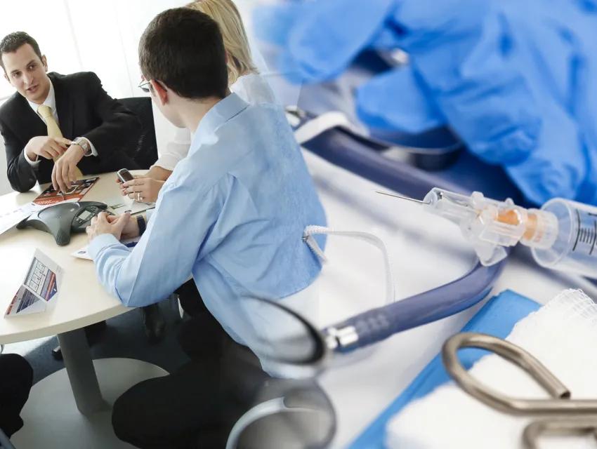 Ein Bild von einem Meeting verläuft in ein Bild mit Medizinprodukten