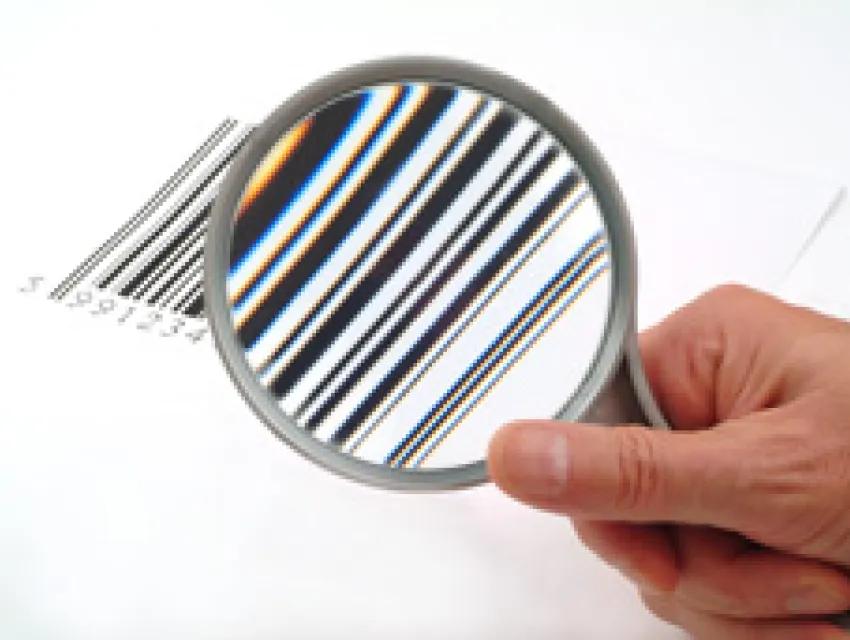 Lupe über einem Strichcode