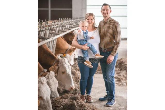Helen und Philipp Brandstetter mit ihrem Sohn und ihren Kühen