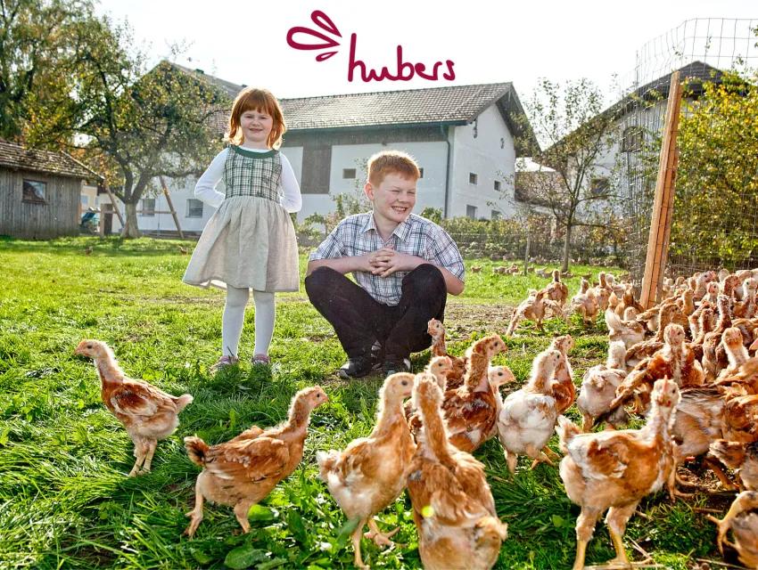 Kinder mit Biohendl Hubers am Bauernhof