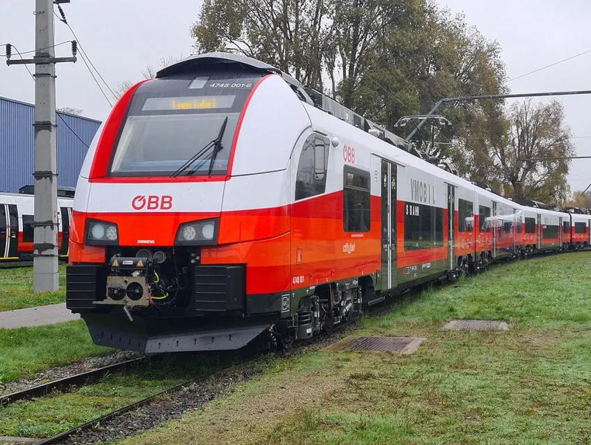 Zug der ÖBB fährt mit GS1 Standards