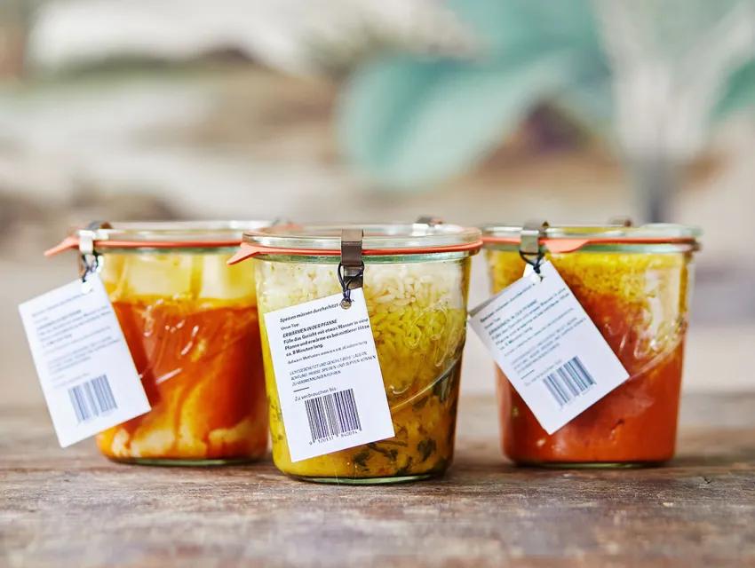 Foto von gefüllten Rex-Eat-Gläsern mit Strichcode-Etiketten