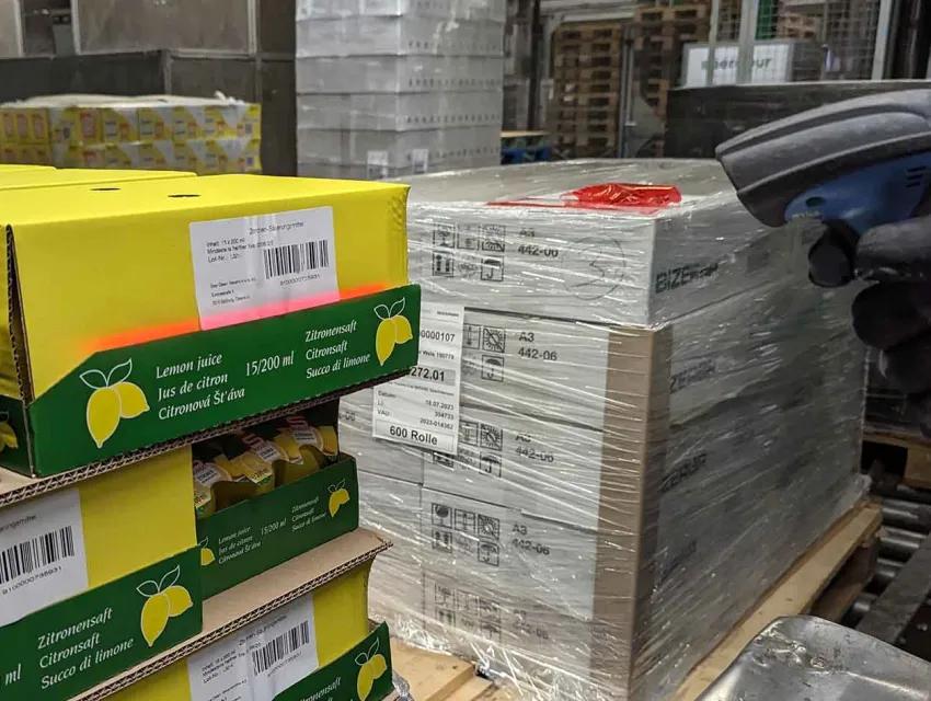 Foto der manuellen Depalettierung mit Strichcodescanner