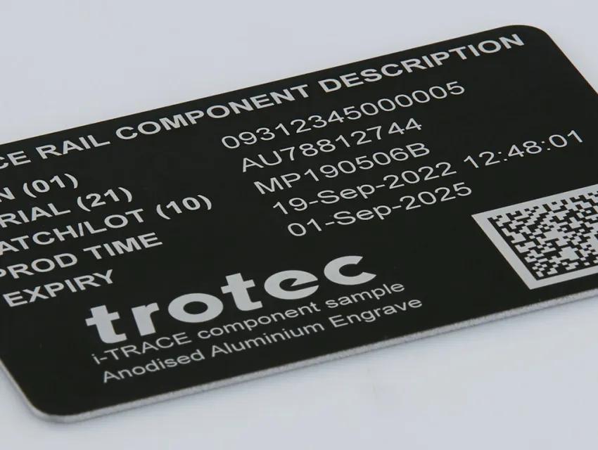 Foto einer Plakette mit gelasertem GS1 DataMatrix