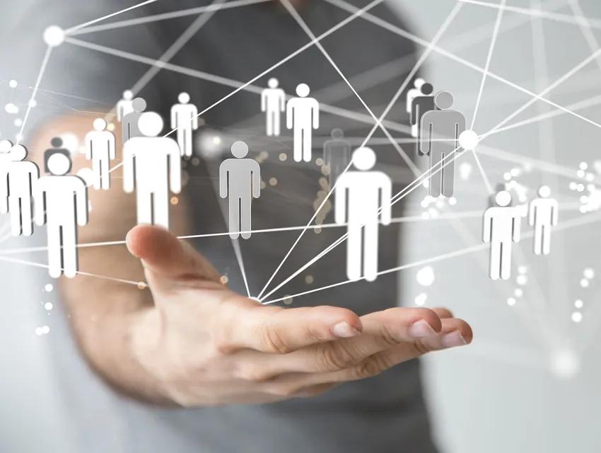 Header zeigt vernetzte Arbeitskräfte