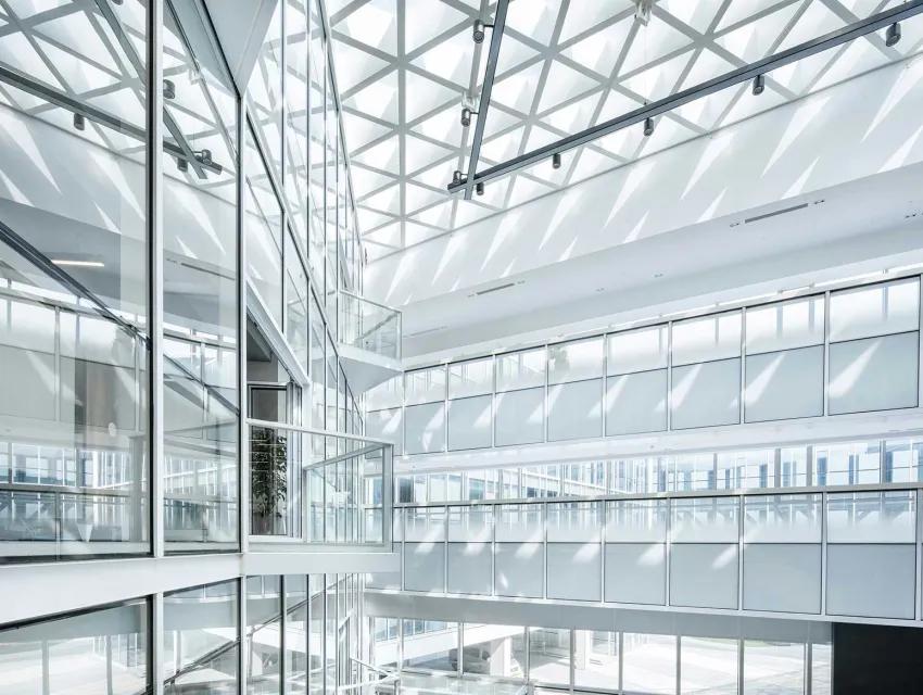 Foto zeigt den Innenraum eines Gebäudes mit moderner Architektur