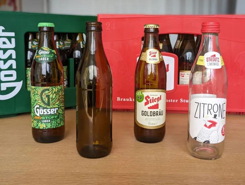 Foto der 0,33-l-Mehrweg-Flaschen vor den neuen neutralen Kisten