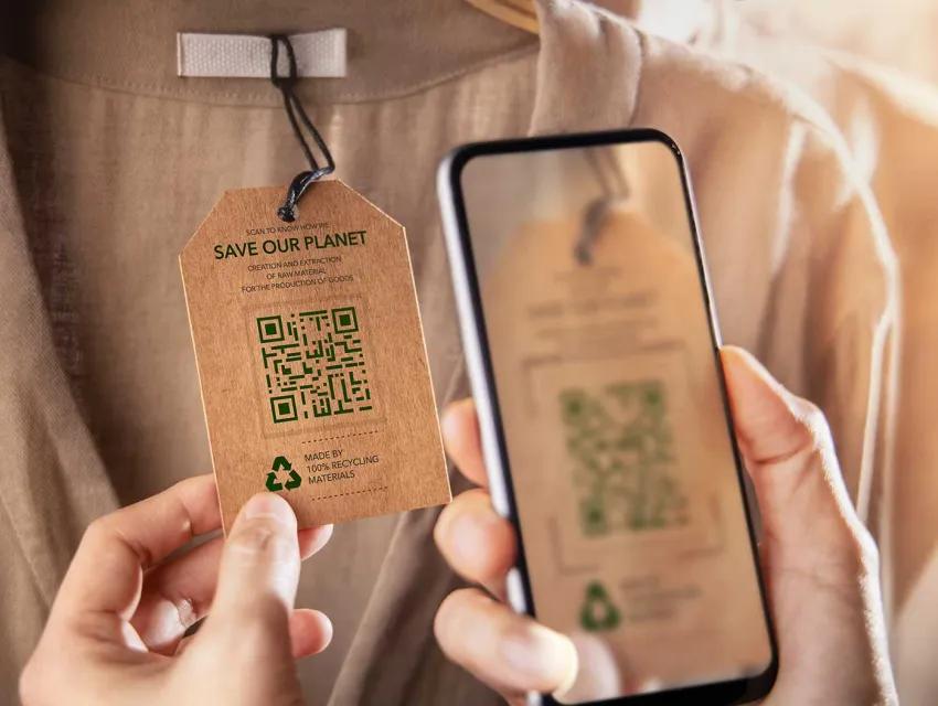 Foto zeigt Etikett auf Kleidungsstück mit QR-Code der gescannt wird