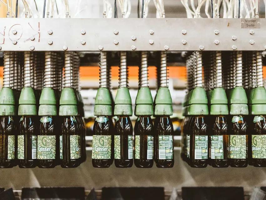 Foto der 0,33-l-Mehrwegflaschen bei der Abfüllung