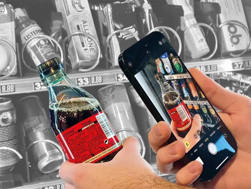 Person scannt den Strichcode einer Getränkeflasche mit dem Smartphone