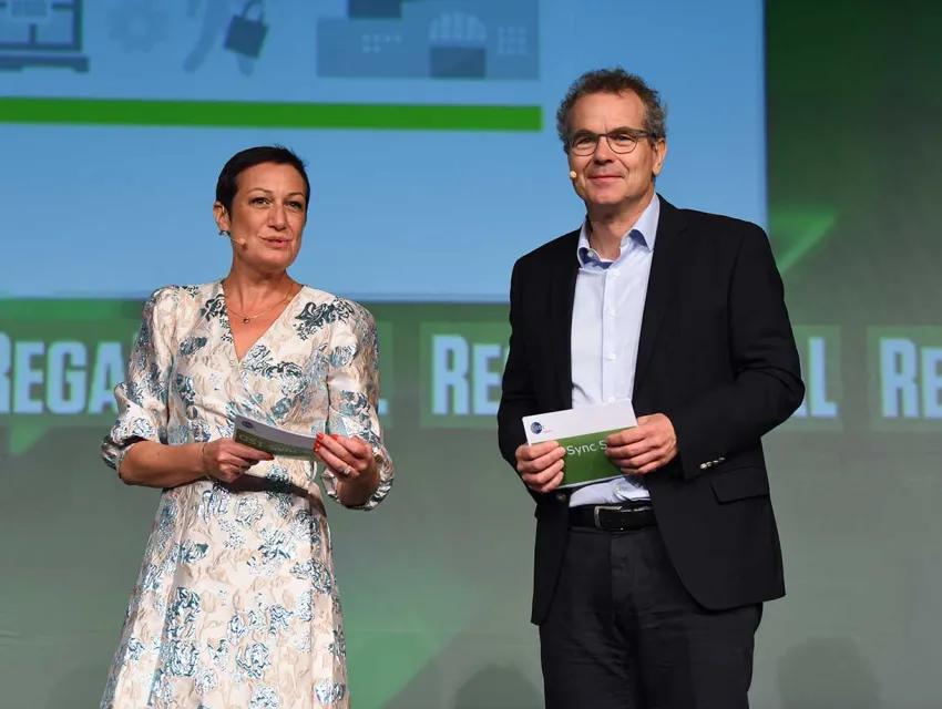 Moderationsteam der GS1 Sync Stars 2025: Gregor Herzog und Barbara Wendelin von GS1 Austria