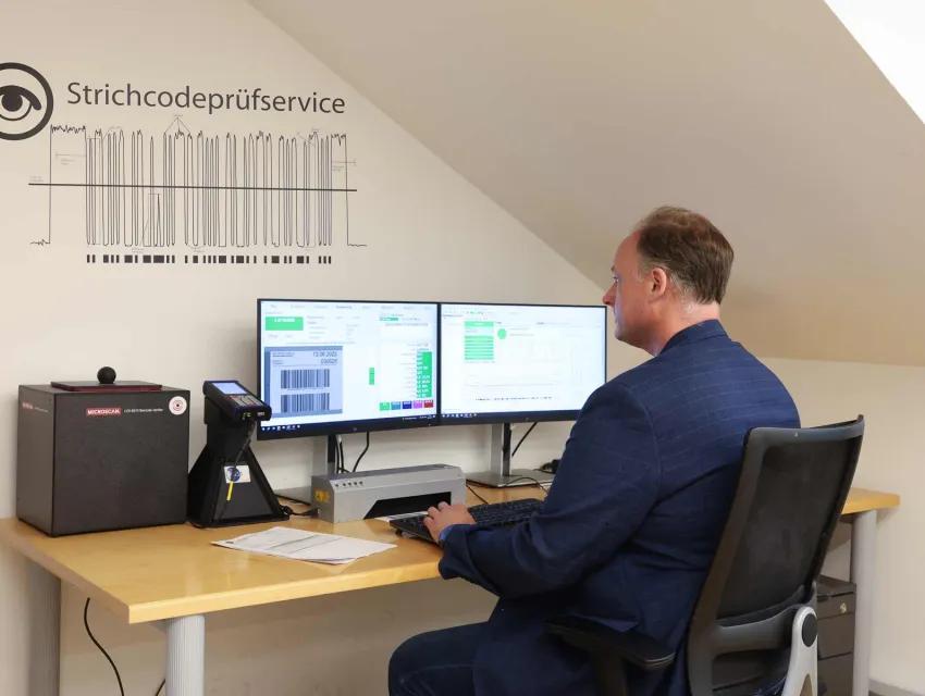 Strichcodeprüfer bei der Arbeit am Schreibtisch