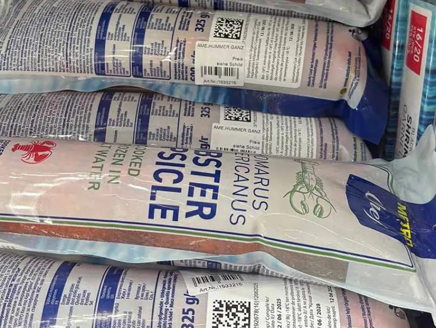 Hummer im Tiefkühlregal mit 2D Code auf der Verpackung