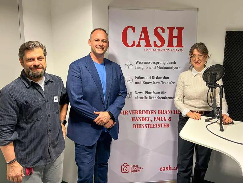 Christian Lauer (GS1 Austria) und Axel Hein (WWF Österreich) im CASH-Podcast mit Redakteurin Isabel Frahndl