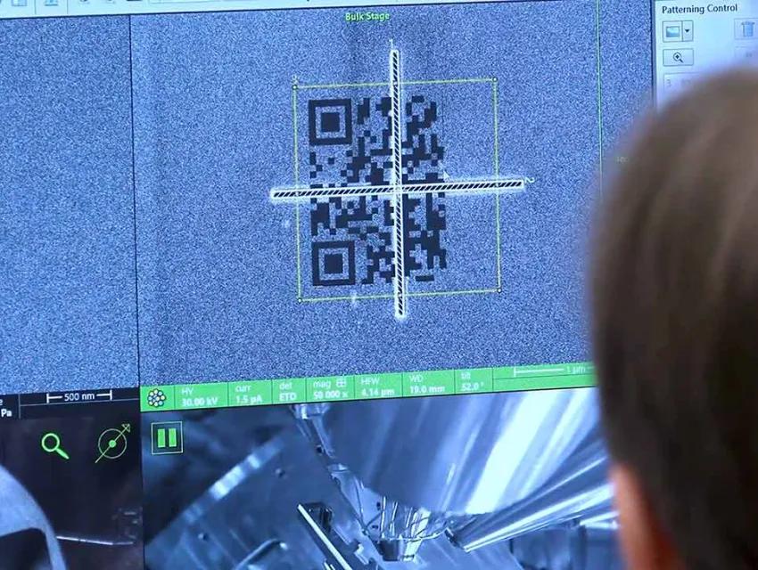 Der kleinste QR Code der Welt wird auf ein keramisches Speichermedium gedruckt