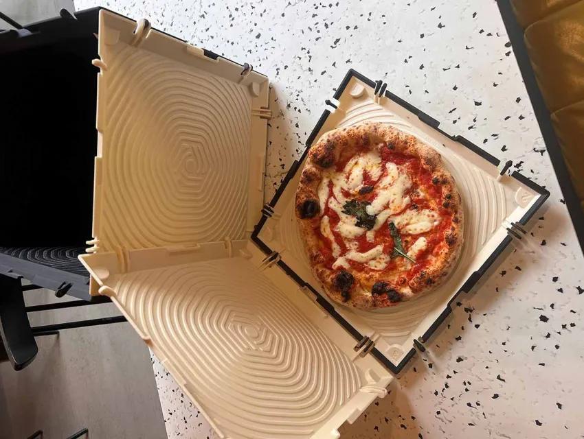 Pizza in einem Cubizza-Karton