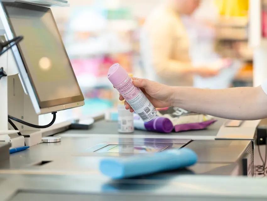 Deo-Spray mit QR Code und GS1 Digital Link wird an der Kasse gescannt